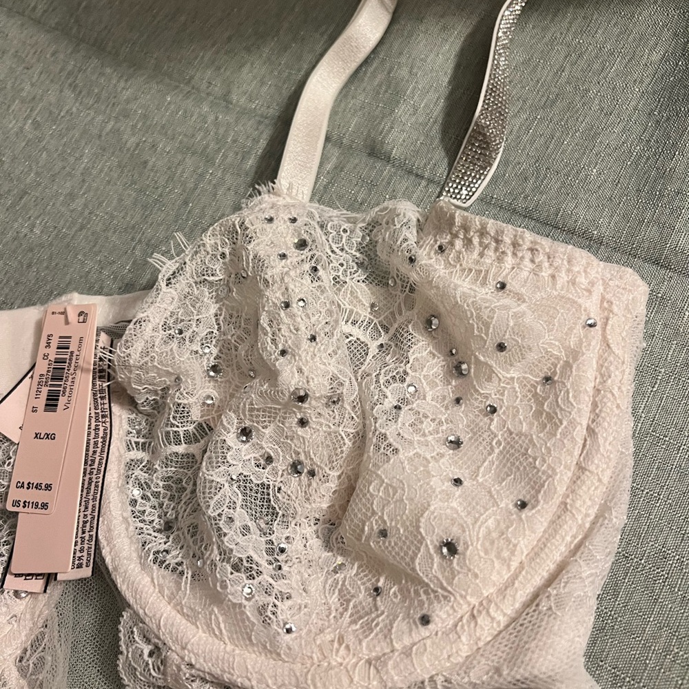 Victoria's Secret White Lace Bra with Sparkling Accents - Picture 3 of 6